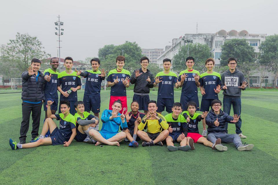 Đội bóng đá ISE.FC dành giải Ba 